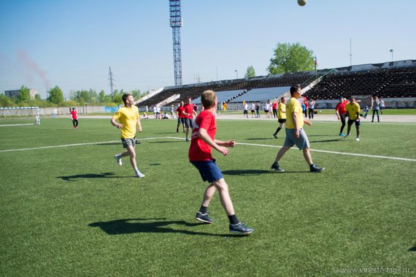  «Волонтёры некоммерческих организаций боролись за кубок по футболу».