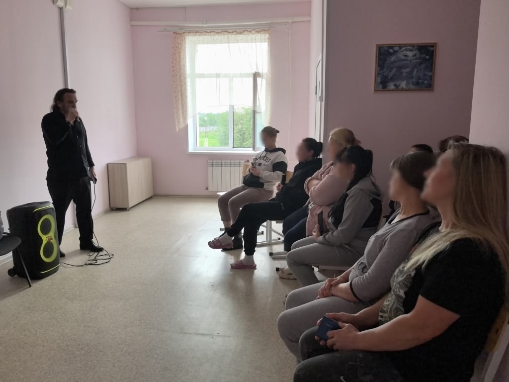 Фонд организовал приезд известного певца